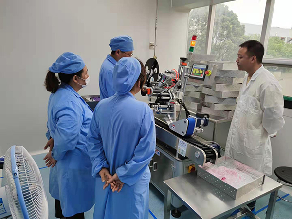 自動(dòng)化貼標(biāo)機(jī),立式貼標(biāo)機(jī),標(biāo)簽貼標(biāo)機(jī)